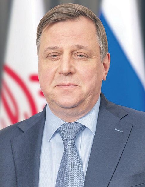 Председатель профсоюза поздравляет коллектив