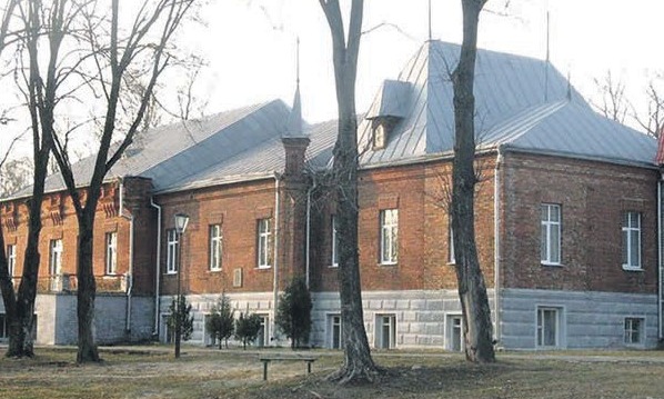 Путь рядом с усадьбой